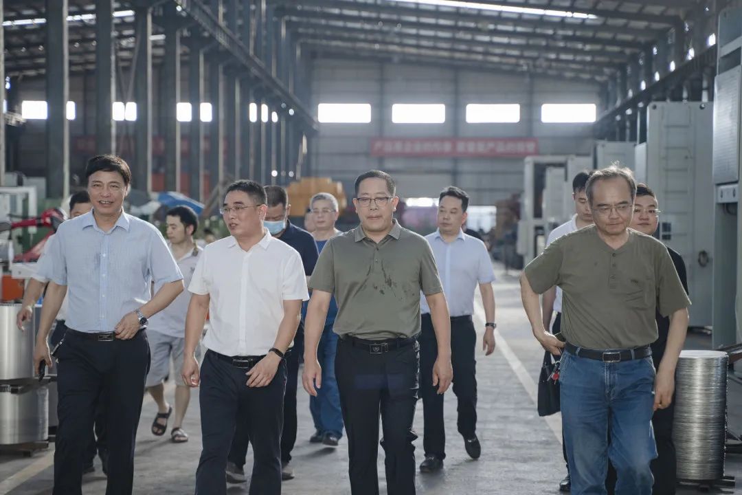 衡東縣縣委副書(shū)記、縣長(zhǎng)對(duì)朝陽(yáng)集團(tuán)自動(dòng)化生產(chǎn)線(xiàn)進(jìn)行視察